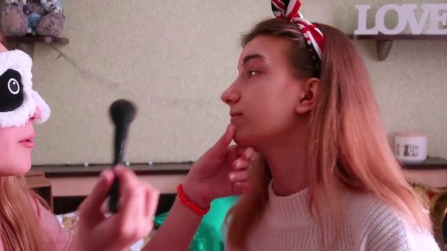 МОЯ ПОДРУГА ДЕЛАЕТ МНЕ МАКИЯЖ С ЗАКРЫТЫМИ ГЛАЗАМИ// Varya Cat смотреть онлайн