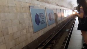 Метро Тбилиси 2022. Тбилисский метрополитен, вагоны поезда. Много людей