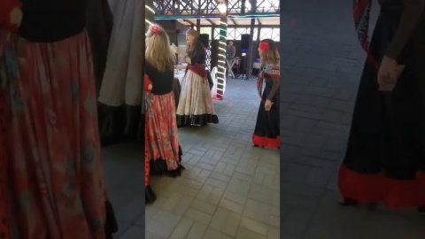 Цыганские молодые девушки очень красиво танцуют и выступают #ЦыганскиеТанцы #ЦыганскиеПесни танцы