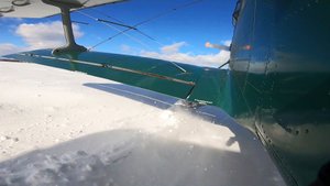 Руление и взлет самолета Ан-2 на лыжах на снежном аэродроме