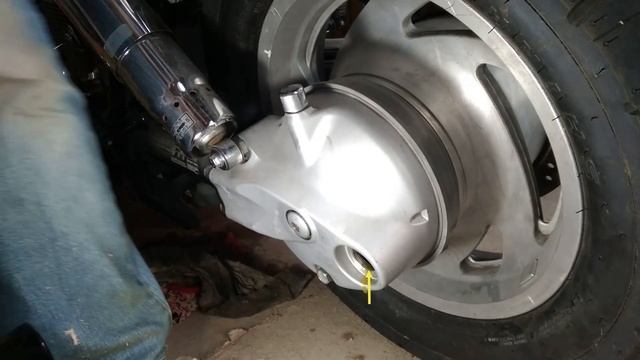 Меняем масло, свечи, моем воздушный фильтр и развоздушиваем систему охлаждения на Honda VTX 1300! смотреть онлайн