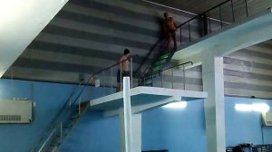 В бассейне, прыжки с вышек 5 и 3 метра