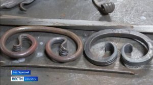 В Чунском районе кузнец Александр Мазуренко кует топоры, скамейки и калитки по старинной технике