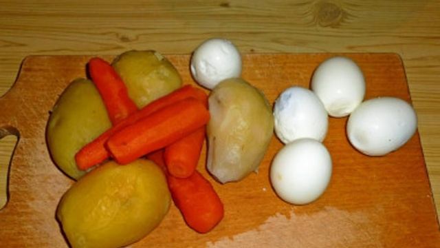 Салат Столичный классический с курицей
