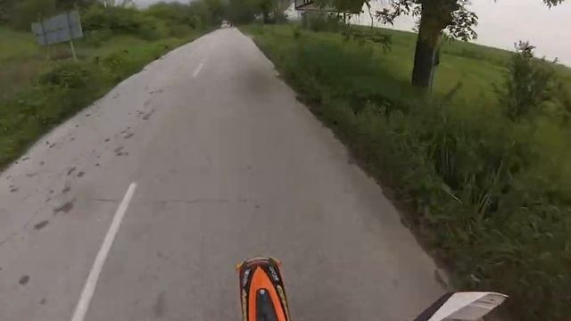 През нивата към поляните смотреть онлайн