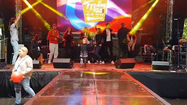 Маленькая девочка танцует классно смотреть онлайн