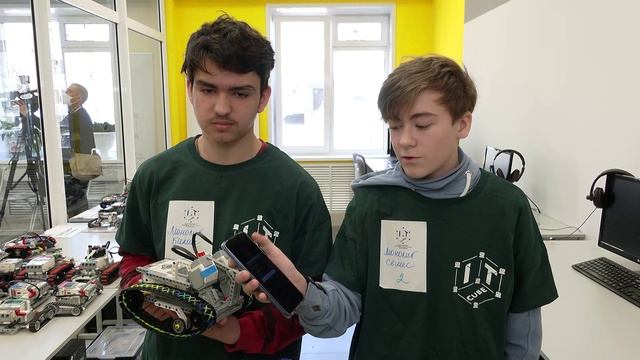 Амурские подростки создают роботов, управляемых со смартфонов