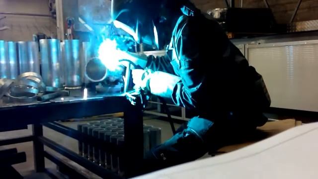 Сварка алюминия. Сварочный гаджет за 20 мин. Fronius 2700 смотреть онлайн