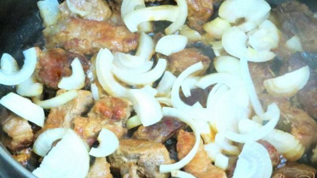 Свинина тушёная с овощами на сковороде