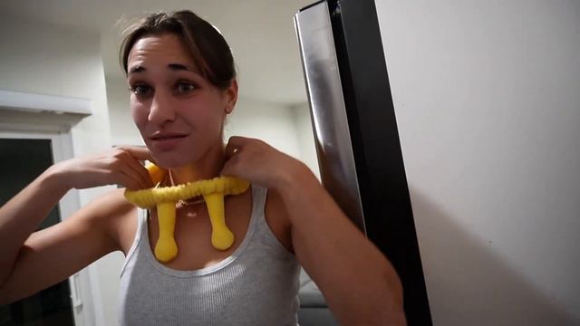 WE MADE IN AND OUT BURGERS (gone wrong) | Cooking with my roomie!! смотреть онлайн