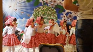 Танец мы матрешки вот такие крошки.