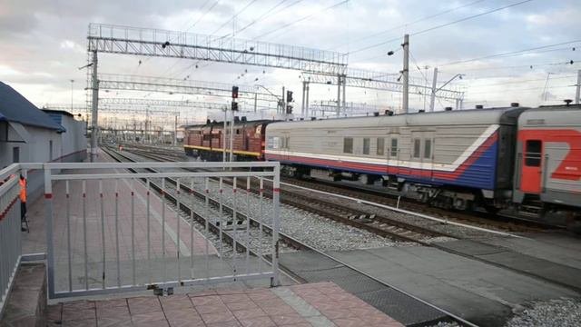 2ТЭ10УТ-0020 с поездом № 79 Челябинск - Москва отправляется со станции Челябинск-Главный