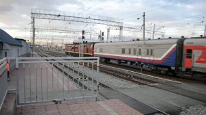 2ТЭ10УТ-0020 с поездом № 79 Челябинск - Москва отправляется со станции Челябинск-Главный
