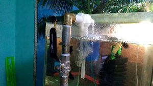 использование поплавочного клапана для заливки воды в аквариум
