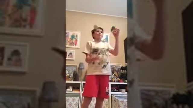 Жонглирование 2 мячами одной рукой во время сборки кубика Рубика 2х2х2. смотреть онлайн