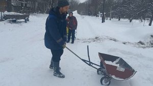 лопата для чистки снега на колёсах