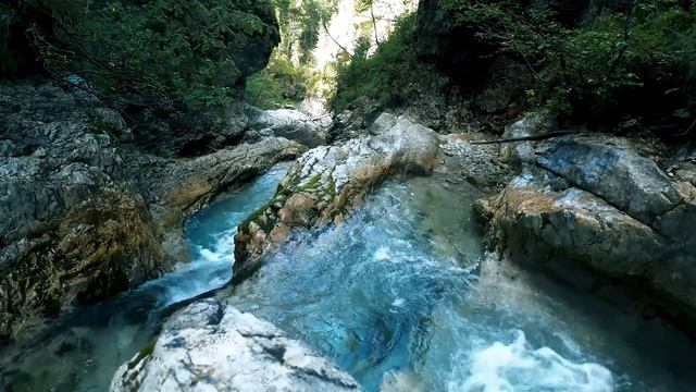 Увидев брошенный богатый авто в лесу, маленькая цыганочка залезла внутрь погреться. А когда услышал смотреть онлайн