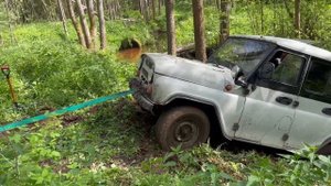 Через канаву на УАЗе. Используем хайджек как лебедку!