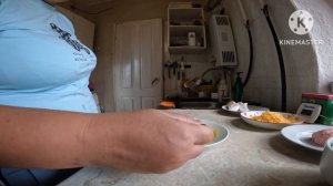 Живу одна в деревне со своими девчонками.