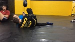 Рычаг колена при защите от удушения (Backmount escape to kneebar)