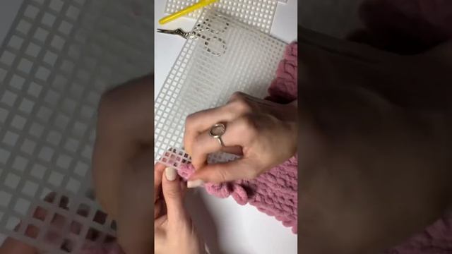 Сумка своими руками на пластиковой канве из плюшевой пряжи Alize puffy fine crochet bag, plastic ca