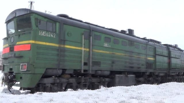 Тепловоз 2ТЭ10М-0812 со снегоочистителем СМ2М-1681 на подъездном пути к Кирзаводу №1. смотреть онлайн