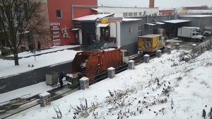 Мусоровоз забирает мусор. Зимняя загрузка мусора с магазина. Все в снегу!