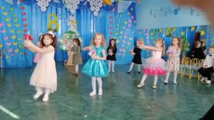 Танец девочек на 8 Марта (средняя группа) Карпач Г.
