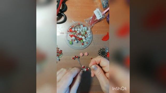Брошь из бусин и бисера  в технике плетения.