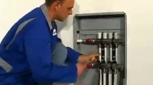 Монтаж напольного отопления Uponor фиксация степлером