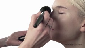 Как наносить: Матирующая компактная пудра