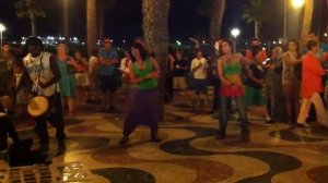 Испания Аликанте. Уличные танцы под барабаны