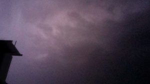 Световые вспышки молнии во время ночной грозы