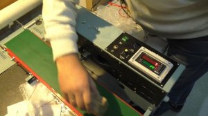 Бесконтактный оптический датчик на конвейере