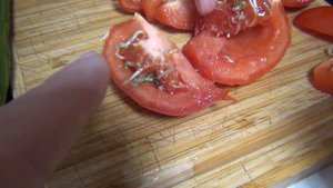 ? Семена проросли в целом помидоре с зелеными росточками Стратификация на подоконнике Томат Томаты