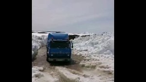Испытание водителей грузовиков КамАЗов и Уралов зимой, работа на севере ошибок не прощает.