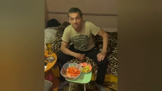 Безмуный Паша упал с стула,Батя балдеет,Руслан Гительман смотреть онлайн