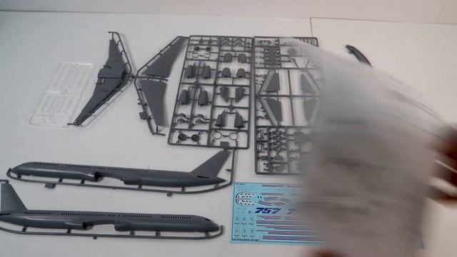 Сборная модель пассажирского авиалайнера Boeing 757-300. Распаковка смотреть онлайн