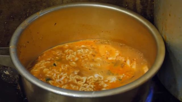 Острый рамен, корейская уличная еда |  Korean street food смотреть онлайн