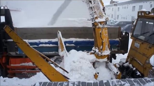 Скорость погрузки самосвала снегоуборочным шнекоротором Nichijo HTR 202 (снегоуборочный ротор) смотреть онлайн