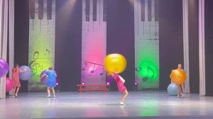 Цирк "Ап!", "Задоринка", акробатика на фитболах.