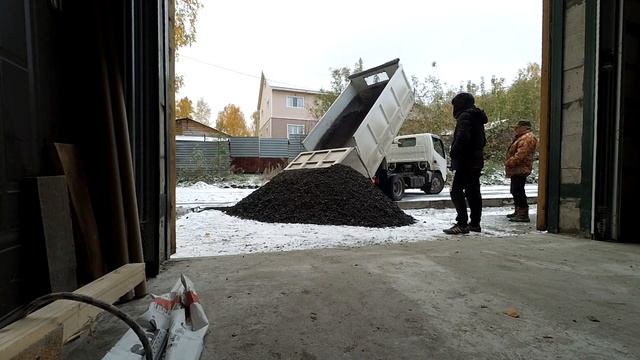 Гараж своими руками . Въезд из асфальтной крошки .