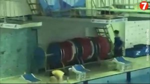 Мальчик впал в кому после неудачного прыжка в бассейн он ударился головой о бетонную вышку.