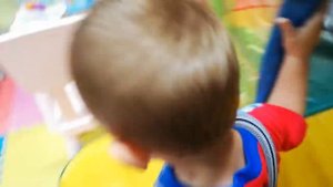 Папа и дети играют в  игровой комнате, видео для детей,videos for kids .Развлечения для детей