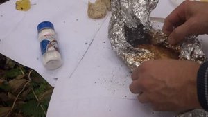 Мясо в фольге на углях в лесу. Часть 2-снимаю пробу. Приехал на ниве.