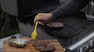 Классический стейк Рибай (Ковбой) на гриле Weber. Две разные прожарки.