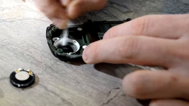 Чистка динамика громкой связи кнопочного телефона с защитой IP-68 Huadoo H1
