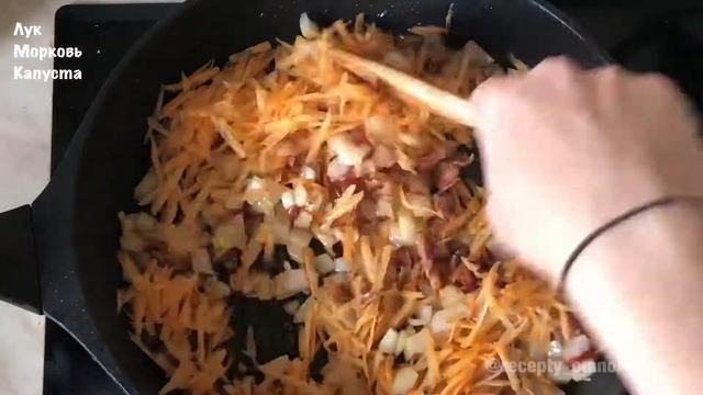 Очень вкусная тушеная капуста с беконом и курицей. Рецепт тушеной капусты смотреть онлайн