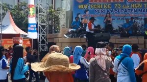 heboohh... TALIDA " goyang dua jari " ramaikan HUT PGRI 2018 kanjuruhan