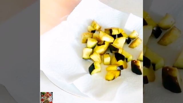Тёплый салат из хрустящих жареных баклажанов ??? с грецкими орехами и петрушкой ?☘️? смотреть онлайн